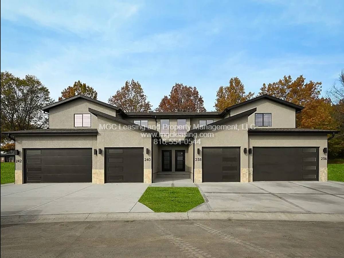 Apartment for rent at 251-257 Persimmon Rd, Raymore, MO 64083