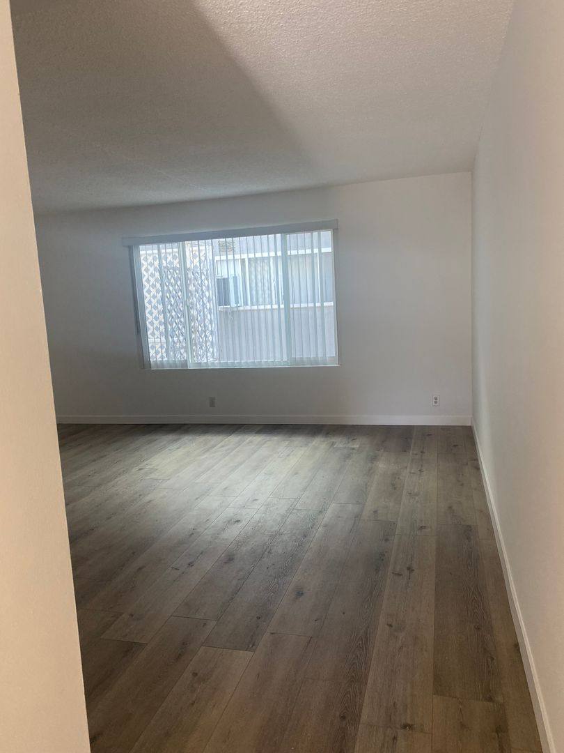 Apartment for rent at 948 11th St, Santa Monica, CA 90403