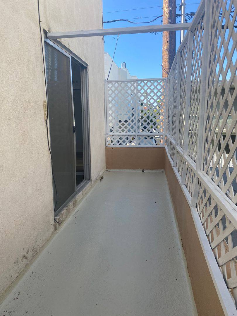 Apartment for rent at 948 11th St, Santa Monica, CA 90403