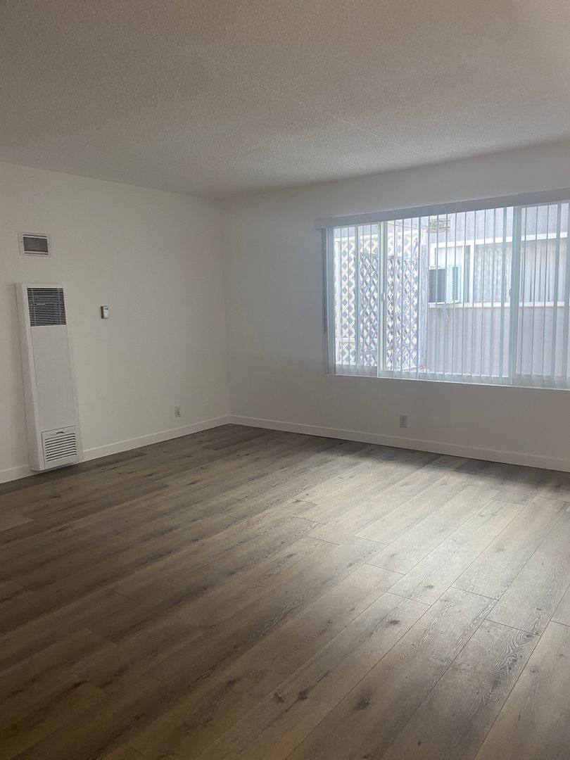 Apartment for rent at 948 11th St, Santa Monica, CA 90403