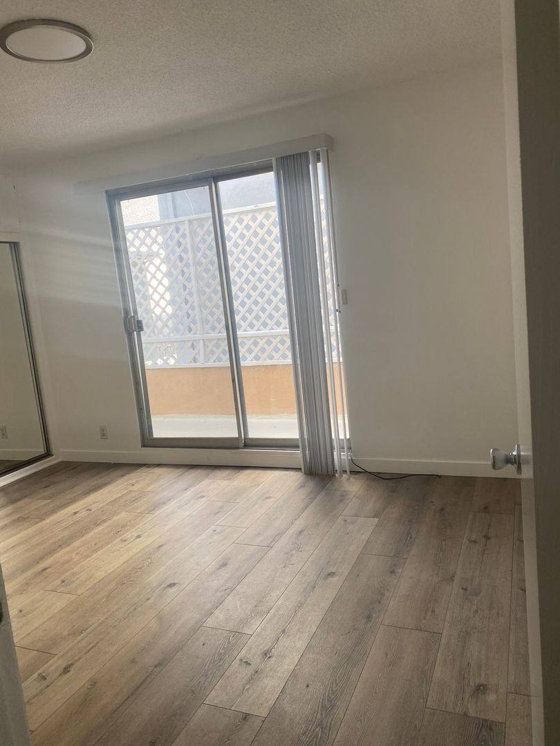 Apartment for rent at 948 11th St, Santa Monica, CA 90403