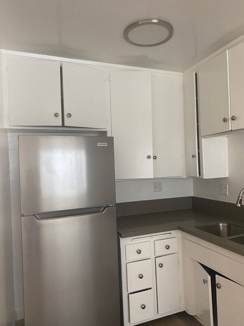 Apartment for rent at 948 11th St, Santa Monica, CA 90403