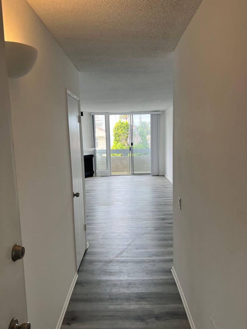 Apartment for rent at 1045 3rd St, Santa Monica, CA 90403