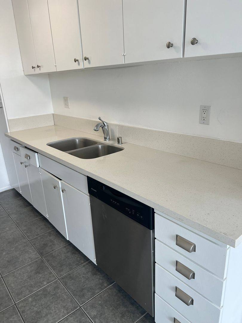 Apartment for rent at 1045 3rd St, Santa Monica, CA 90403