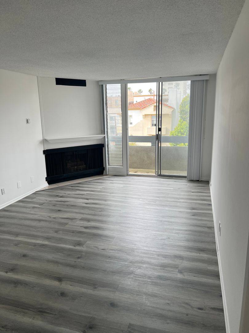 Apartment for rent at 1045 3rd St, Santa Monica, CA 90403