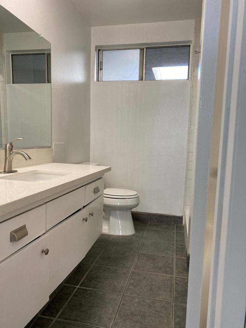 Apartment for rent at 1045 3rd St, Santa Monica, CA 90403