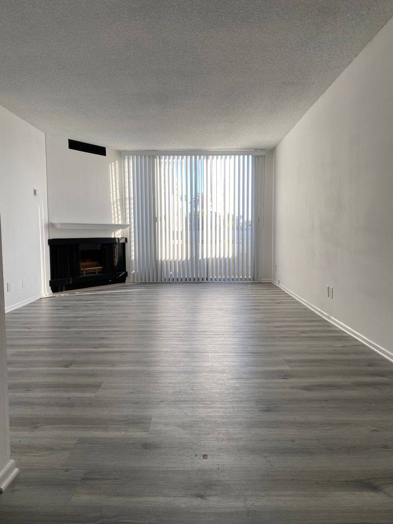 Apartment for rent at 1045 3rd St, Santa Monica, CA 90403