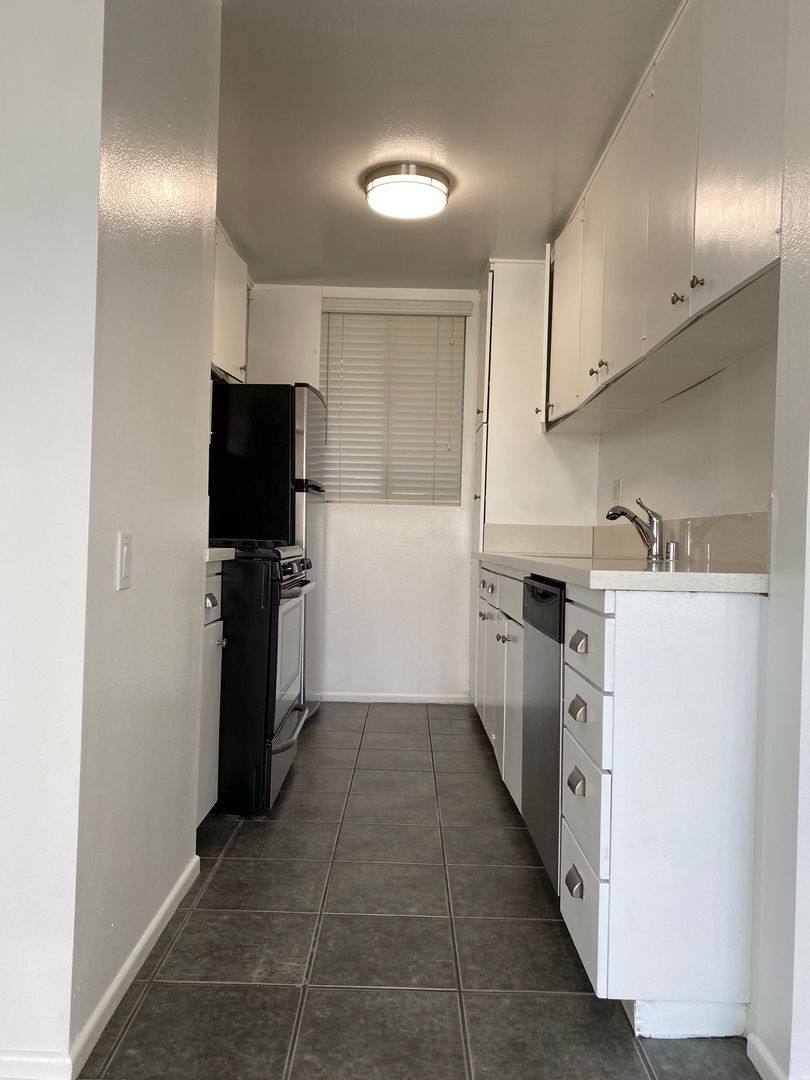 Apartment for rent at 1045 3rd St, Santa Monica, CA 90403