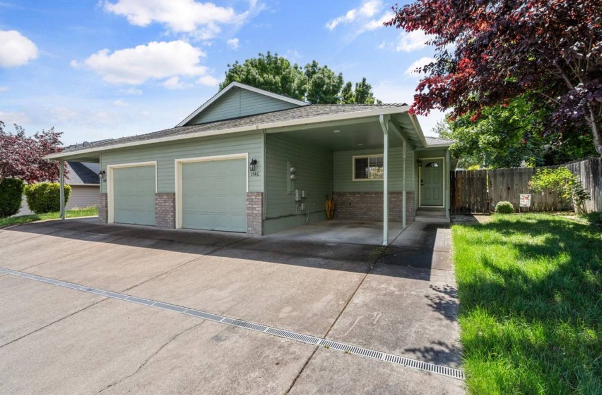 Townhouse for rent at 1546 & 1548 Skyhawk Ridge, Medford, OR 97504