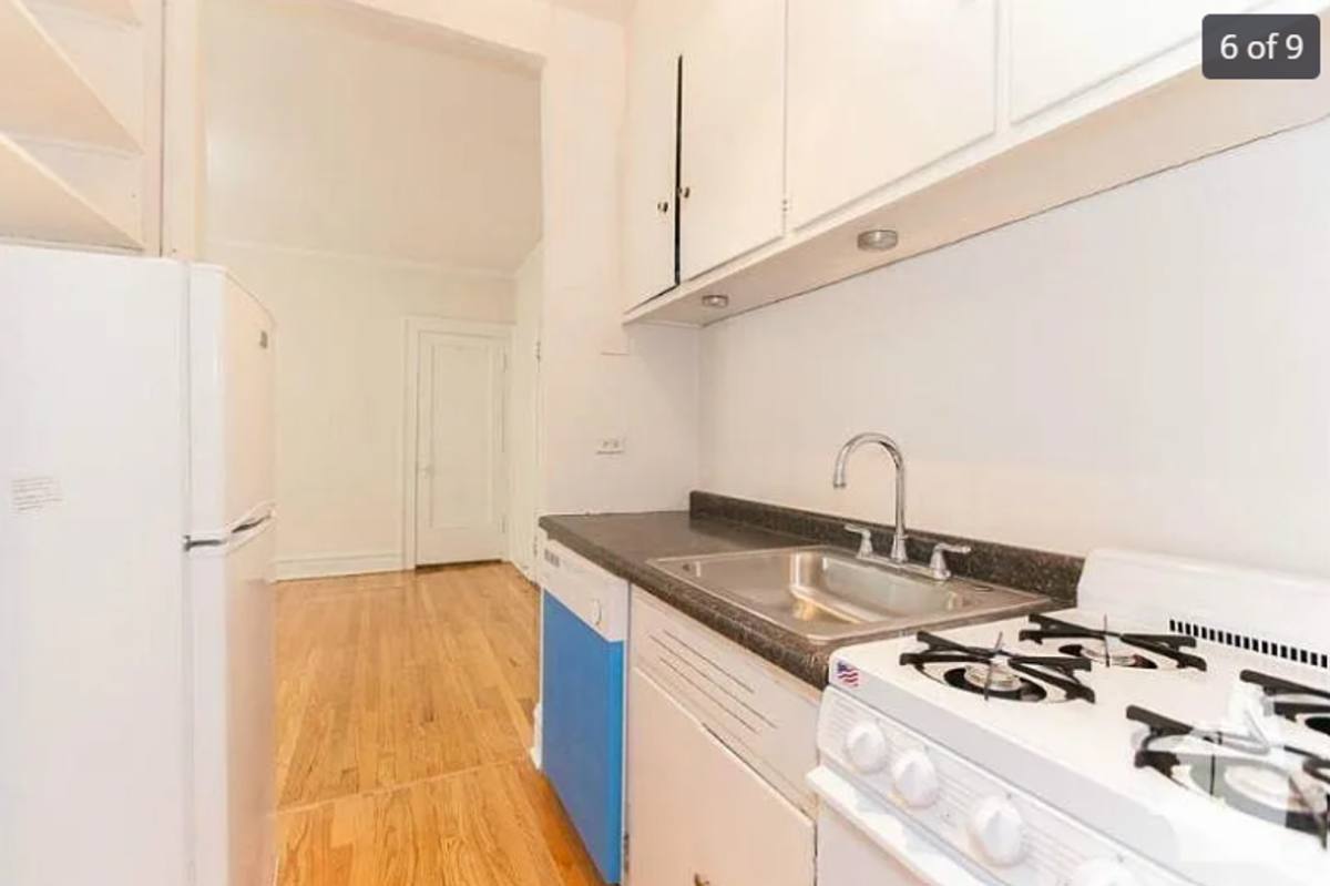 Apartment for rent at 445 Wmelrose St, Chicago, IL 60657