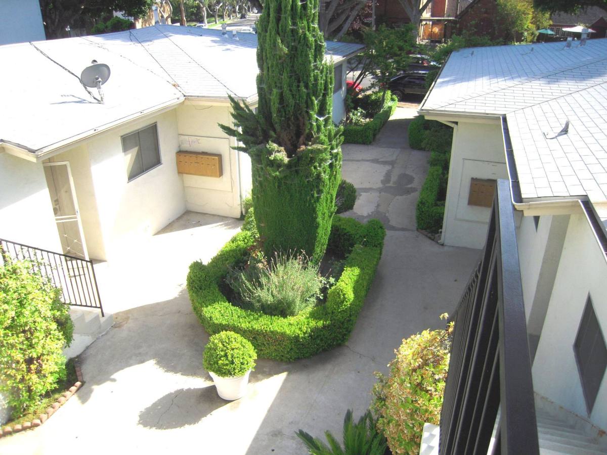Apartment for rent at 4430 Overland Ave, Culver City, CA 90230