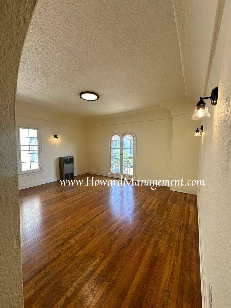 Apartment for rent at 351 N Ogden Dr, Los Angeles, CA 90036