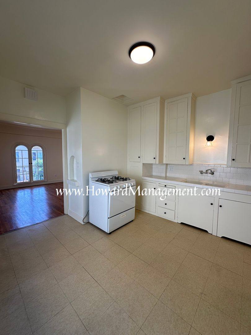 Apartment for rent at 351 N Ogden Dr, Los Angeles, CA 90036