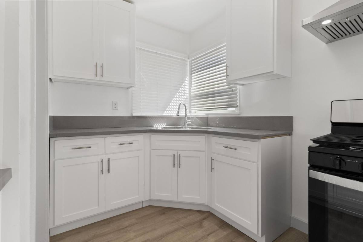 Apartment for rent at 1014-1020 S Inglewood Ave, Inglewood, CA 90301