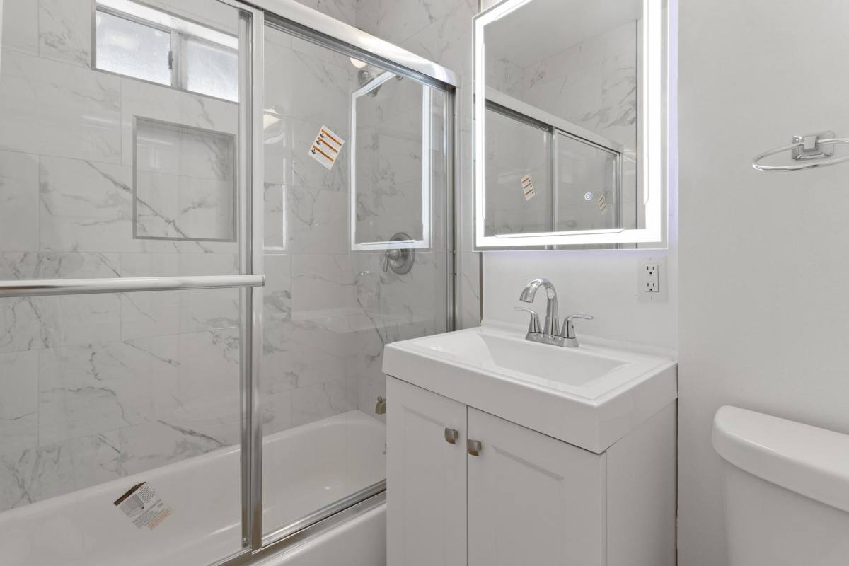 Apartment for rent at 1014-1020 S Inglewood Ave, Inglewood, CA 90301