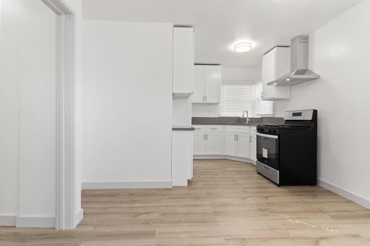 Apartment for rent at 1014-1020 S Inglewood Ave, Inglewood, CA 90301
