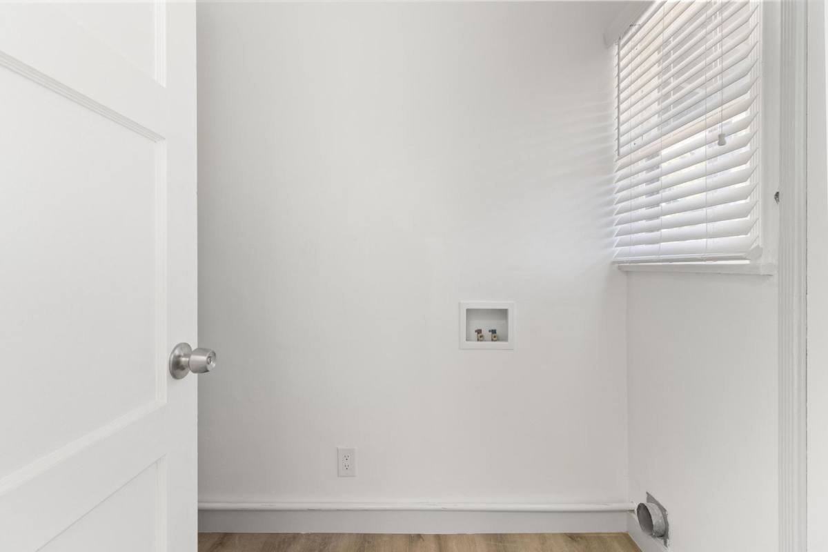 Apartment for rent at 1014-1020 S Inglewood Ave, Inglewood, CA 90301