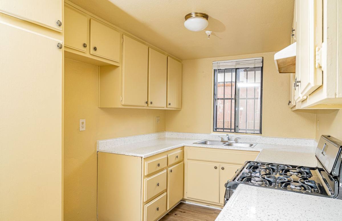 Apartment for rent at 12100 Birch Ave, Hawthorne, CA 90250