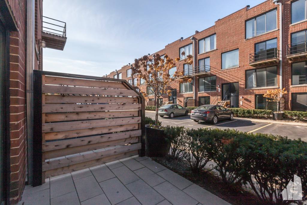 Apartment for rent at 954 W Grace #A101, Chicago, IL 60613