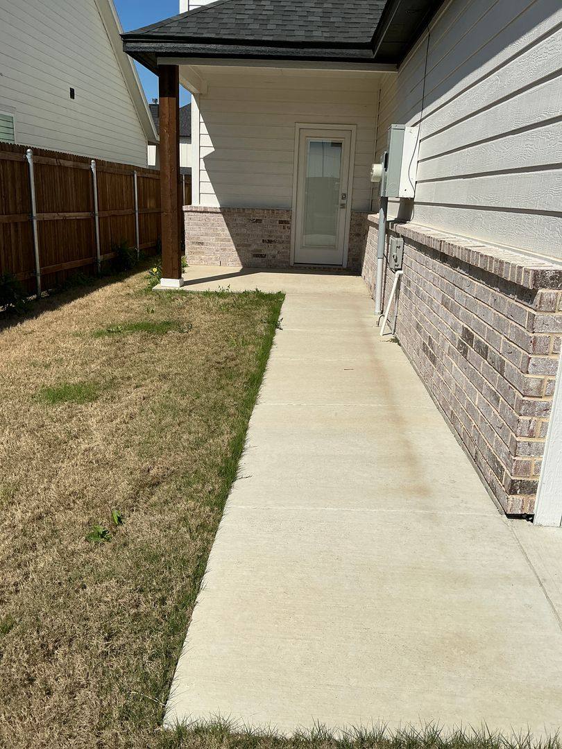 House for rent at 640 The Cottages Dr, Godley, TX 76044