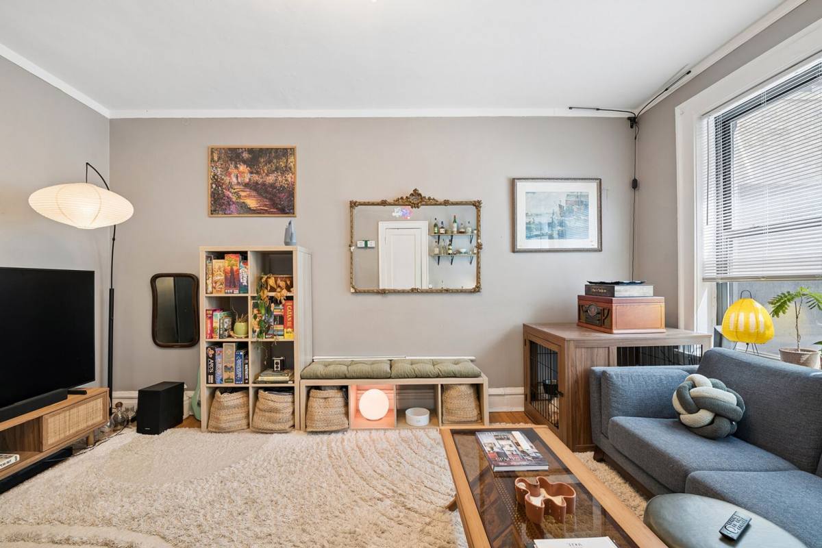 Apartment for rent at 441 Wmelrose St, Chicago, IL 60657