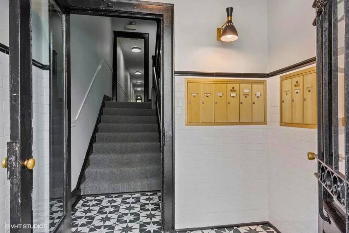 Apartment for rent at 441 Wmelrose St, Chicago, IL 60657