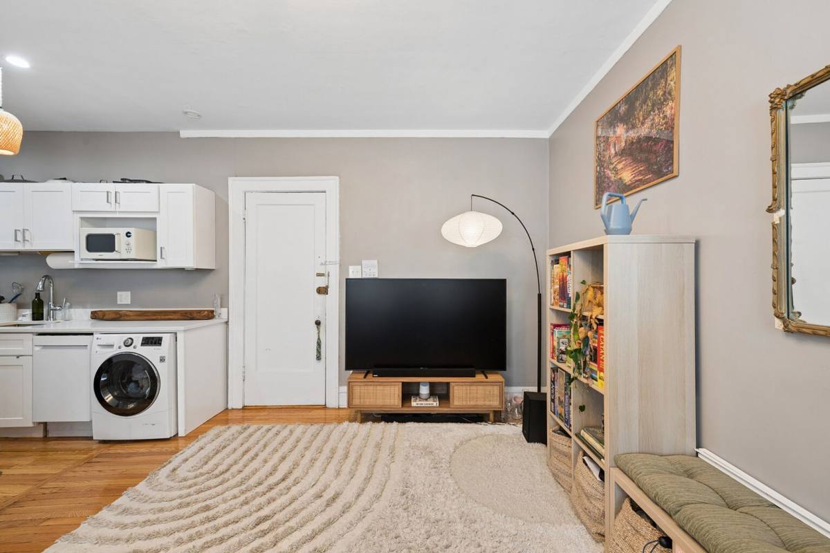 Apartment for rent at 441 Wmelrose St, Chicago, IL 60657