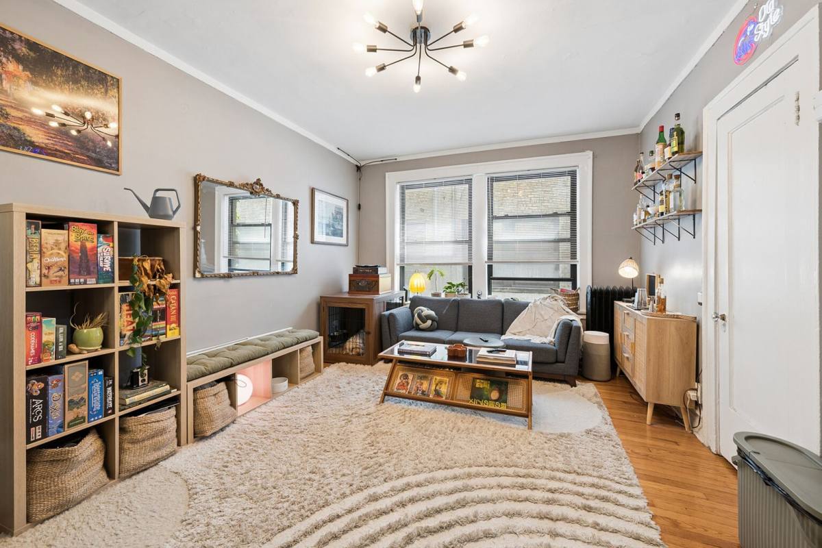 Apartment for rent at 441 Wmelrose St, Chicago, IL 60657