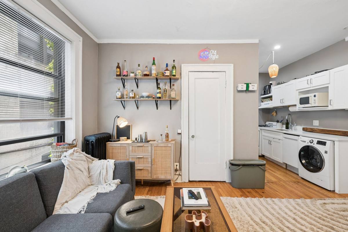 Apartment for rent at 441 Wmelrose St, Chicago, IL 60657