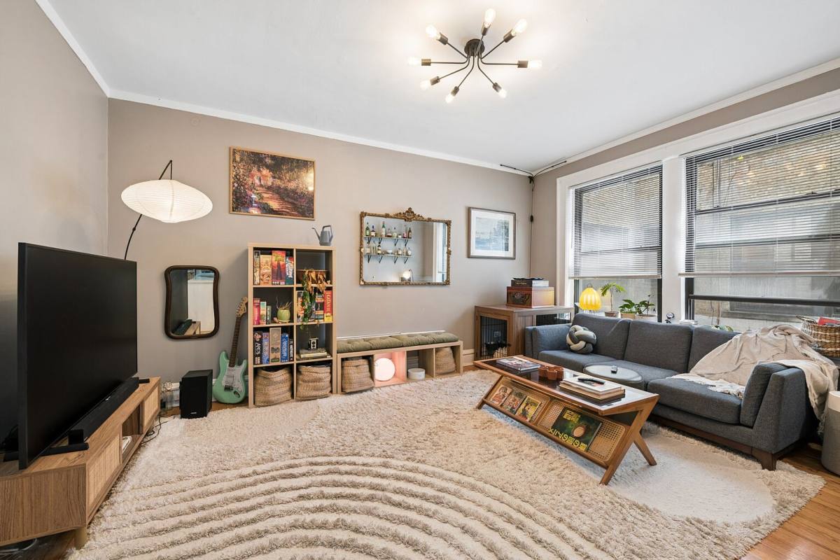 Apartment for rent at 441 Wmelrose St, Chicago, IL 60657