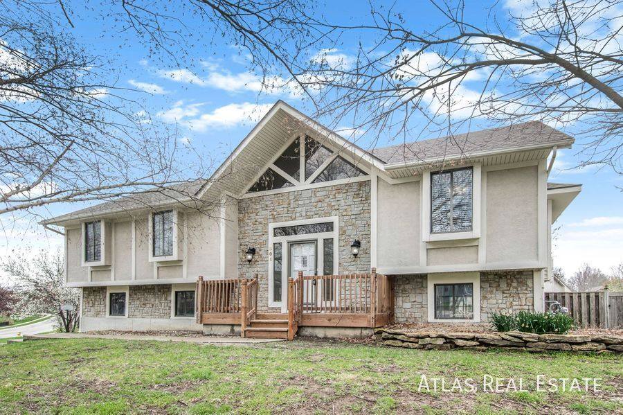 House for rent at 301 SE Onyx Dr, Lees Summit, MO 64063