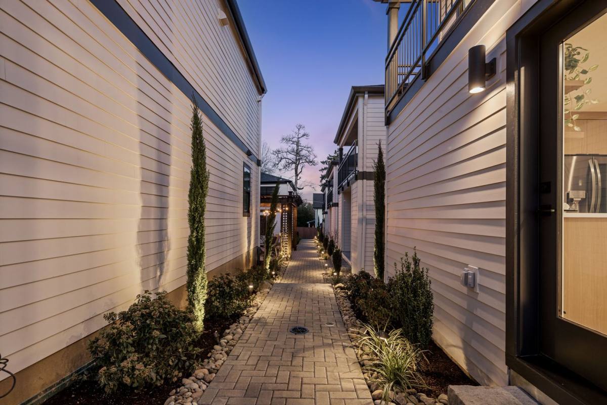 House for rent at 225 E Ave, Lake Oswego, OR 97034