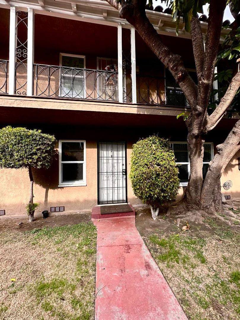 Apartment for rent at 2459 Cedar Ave, Long Beach, CA 90806