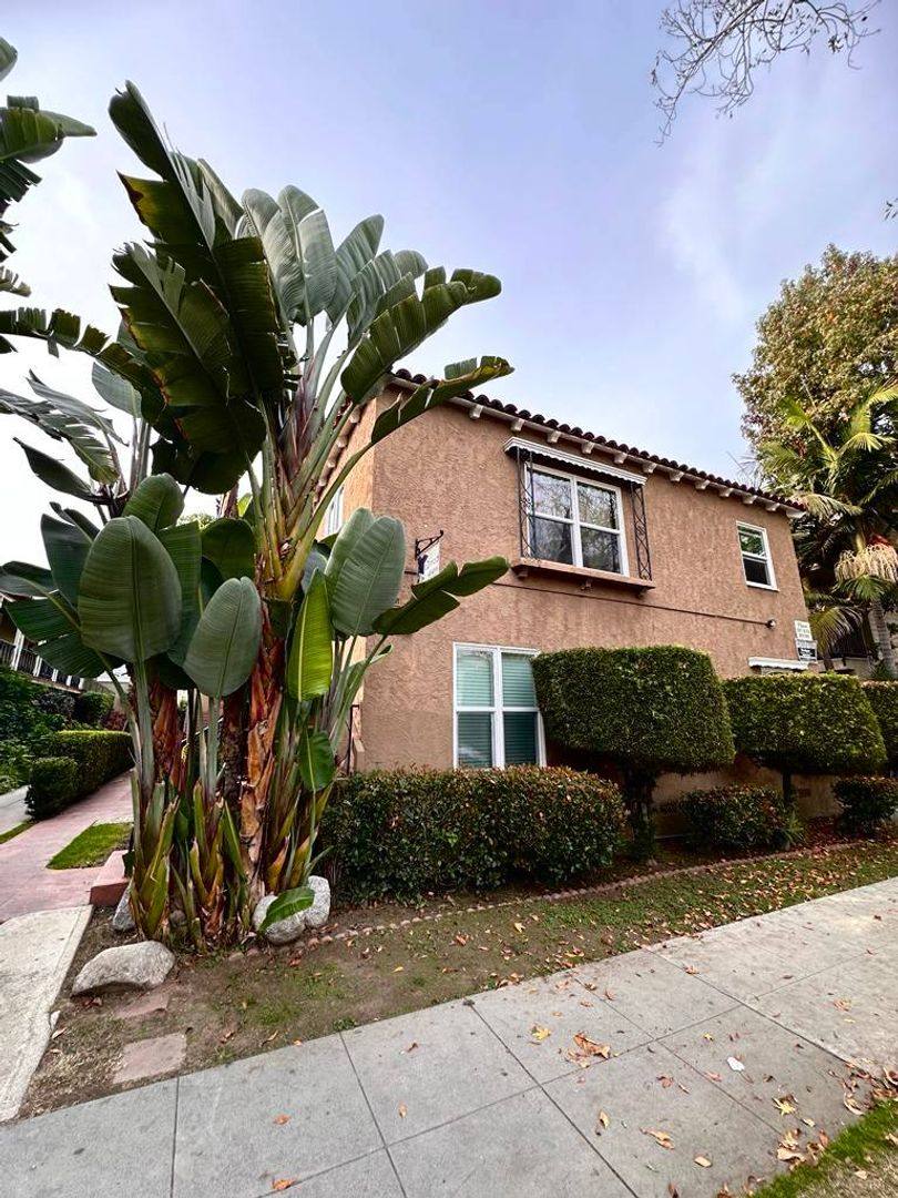 Apartment for rent at 2459 Cedar Ave, Long Beach, CA 90806