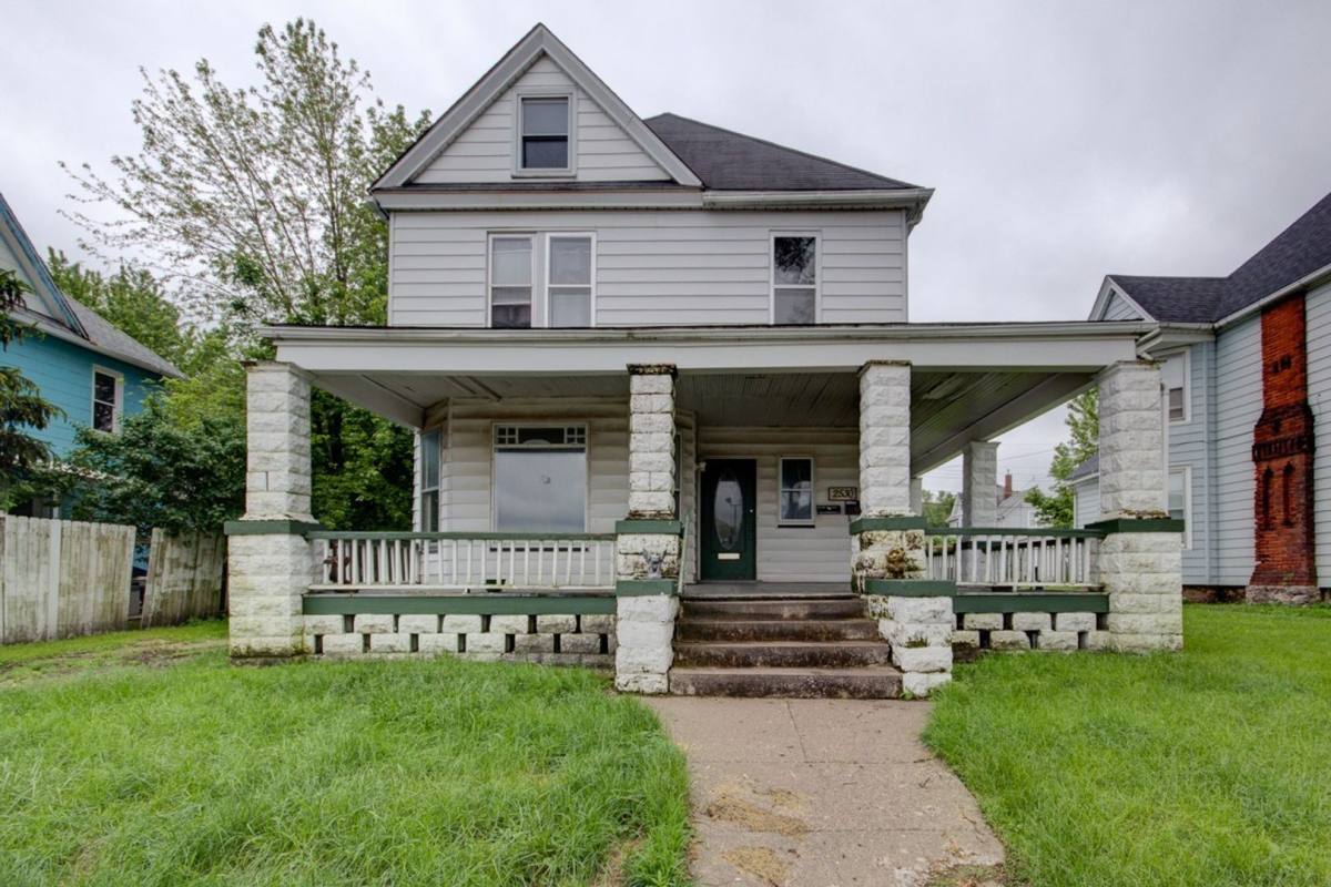 Apartment for rent at 2530 7th Ave, Rock Island, IL 61201
