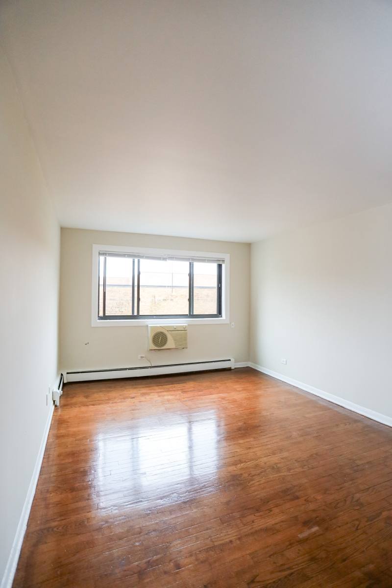 Apartment for rent at 5851 N Winthrop, Chicago, IL 60660