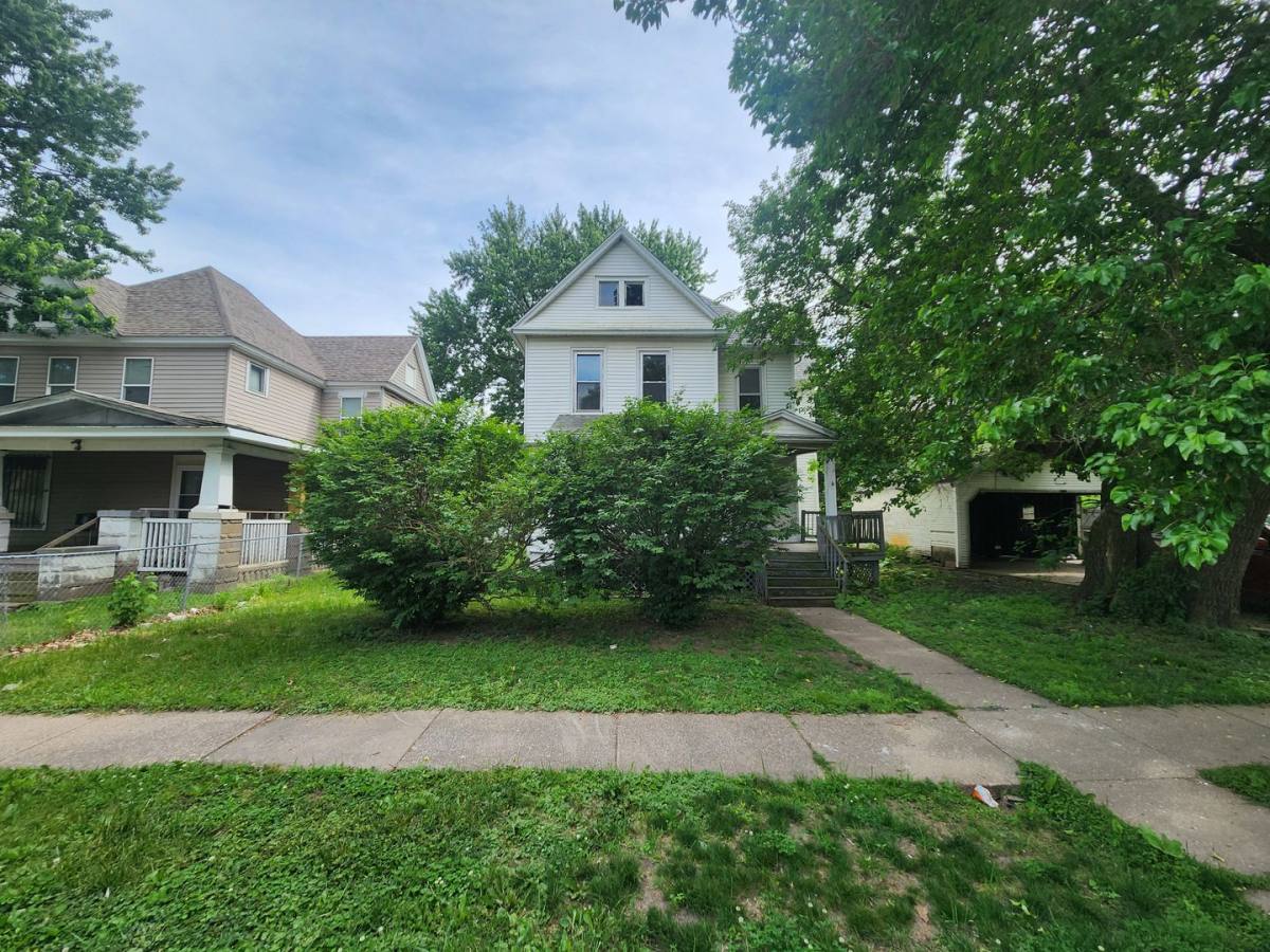 House for rent at 621 W 15th St, Davenport, IA 52803