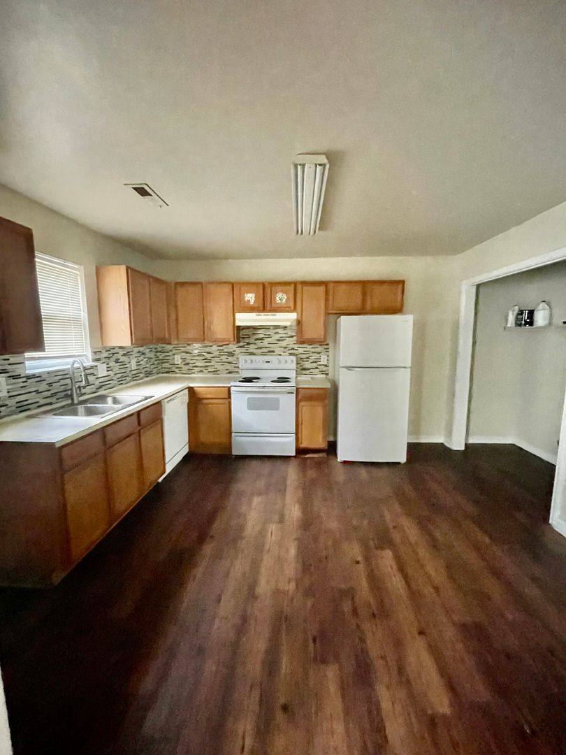 Townhouse for rent at 5104 Brooktree Dr, Charlotte, NC 28208