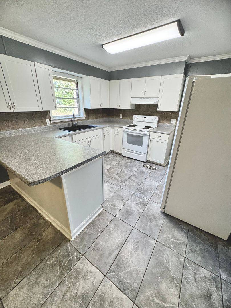 House for rent at 304 Azalea Dr, Enterprise, AL 36330