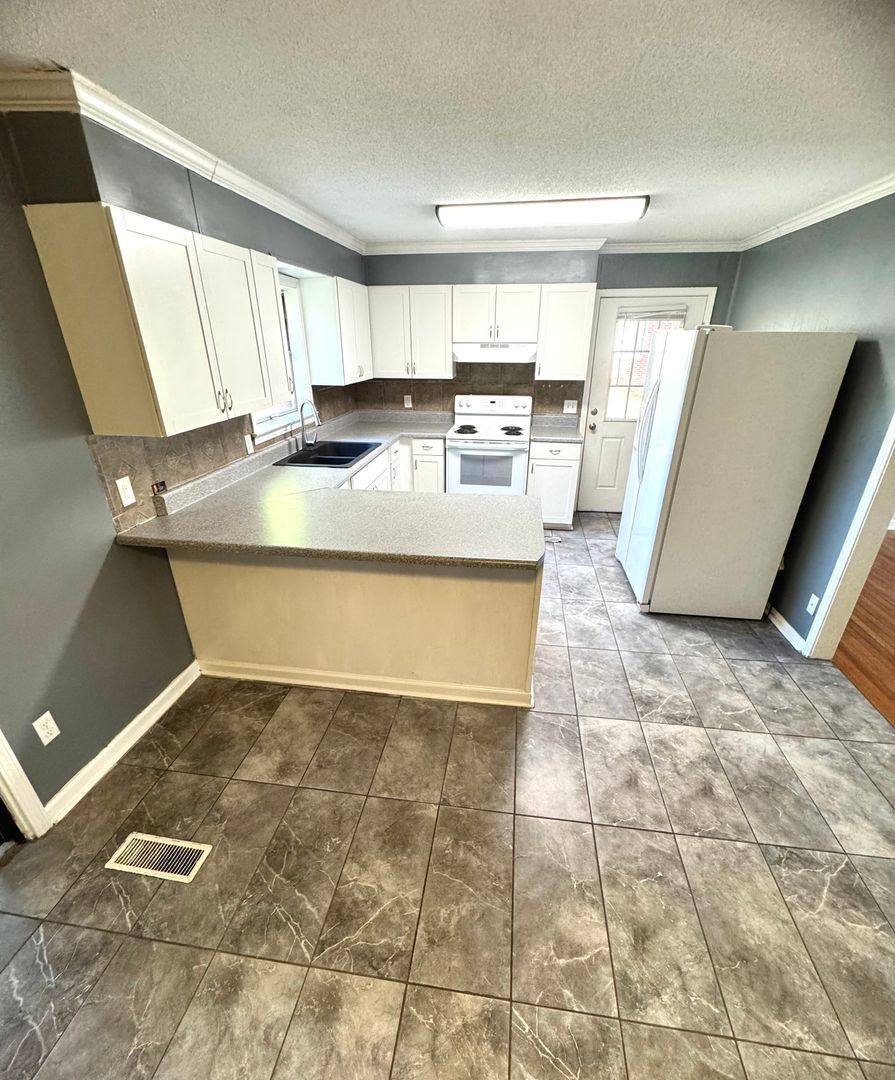 House for rent at 304 Azalea Dr, Enterprise, AL 36330