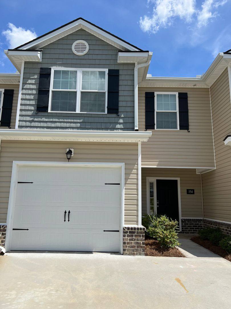 Townhouse for rent at 194 Ainsdale Dr, Richmond Hill, GA 31324