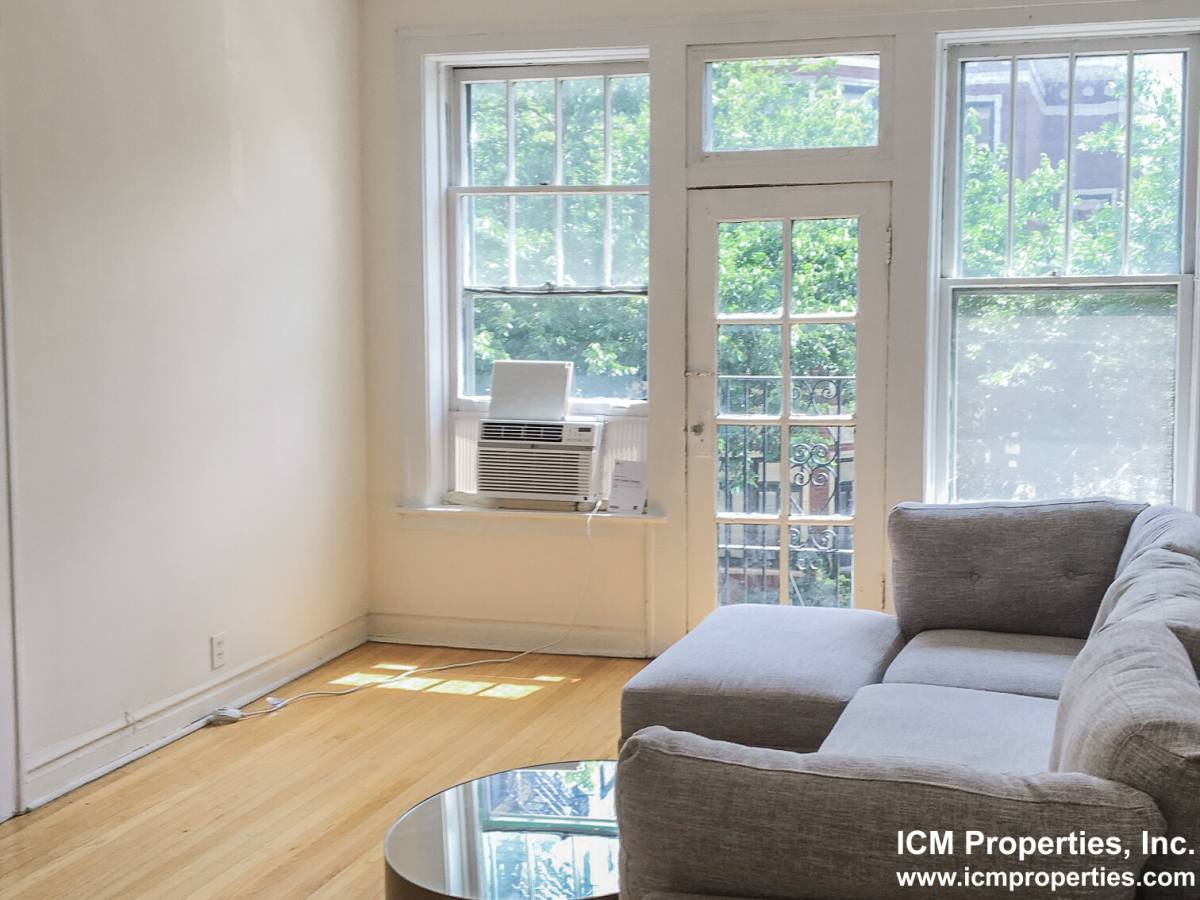 Apartment for rent at 428 W Surf St #2A, Chicago, IL 60657