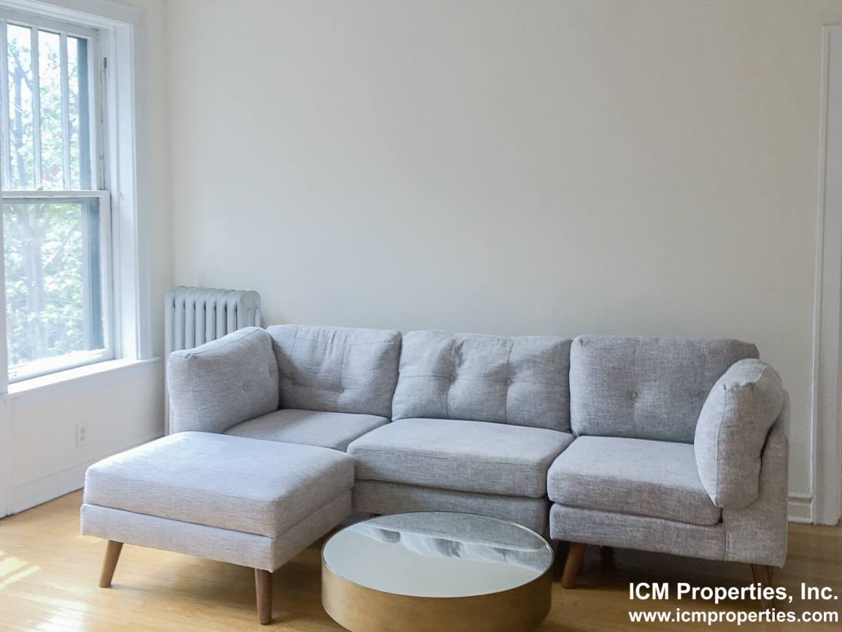 Apartment for rent at 428 W Surf St #2A, Chicago, IL 60657
