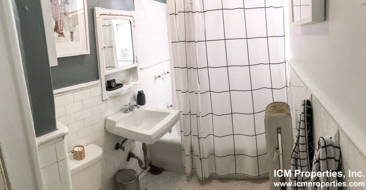 Apartment for rent at 428 W Surf St #2A, Chicago, IL 60657