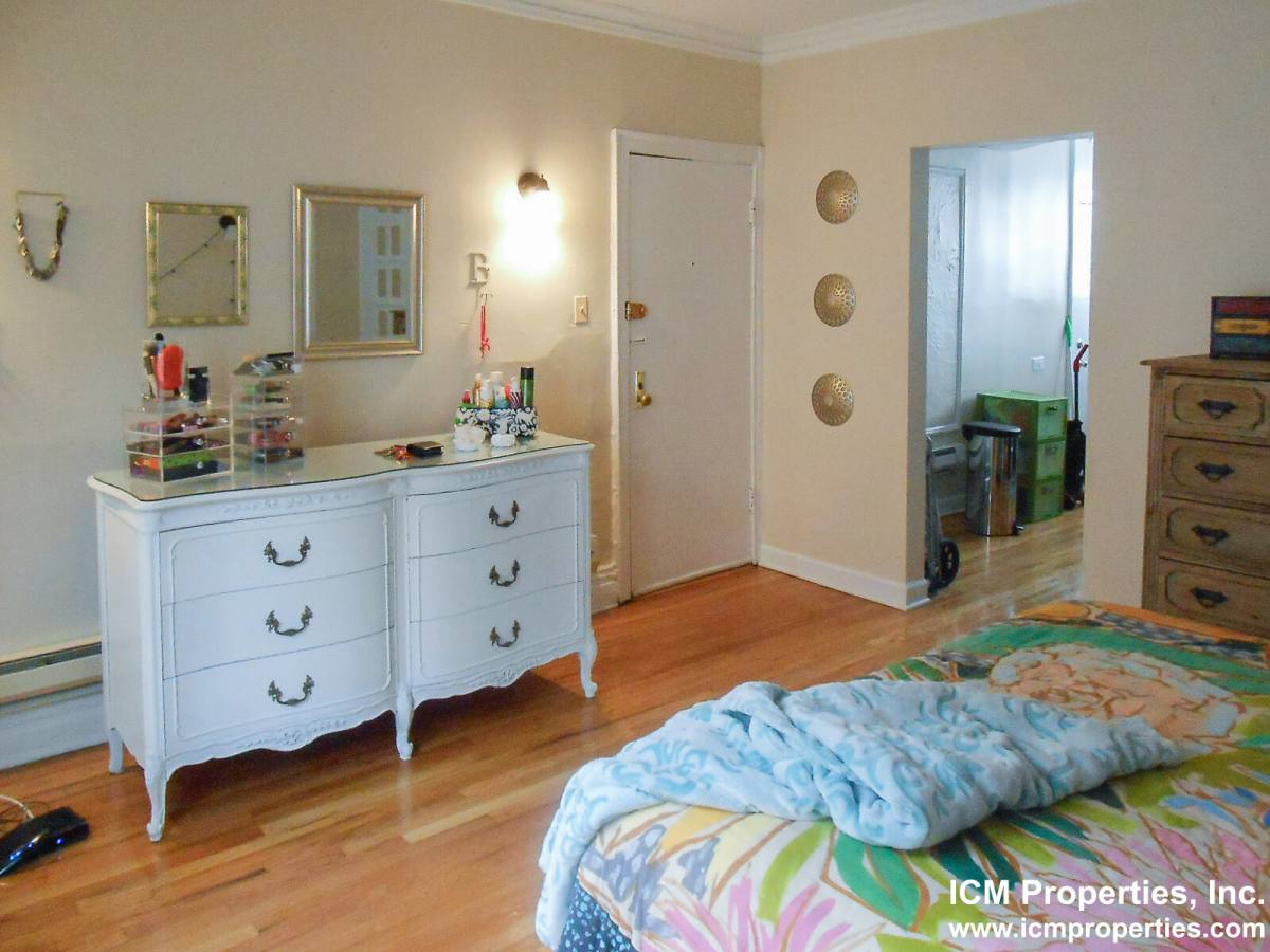 Apartment for rent at 617 W Melrose St #D2, Chicago, IL 60657