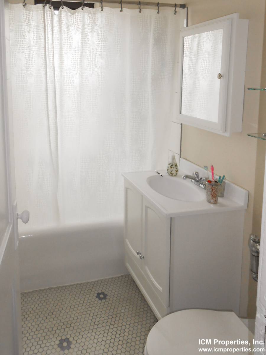 Apartment for rent at 617 W Melrose St #D2, Chicago, IL 60657