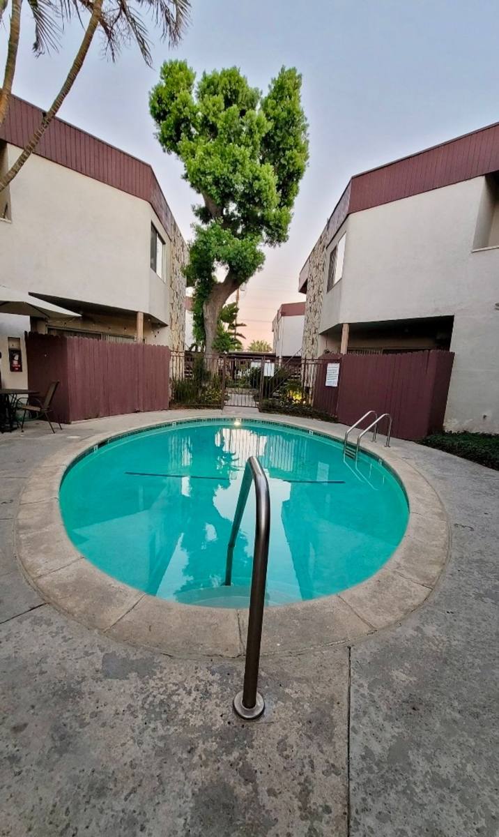 Apartment for rent at 8427 Balboa Blvd, Northridge, CA 91325