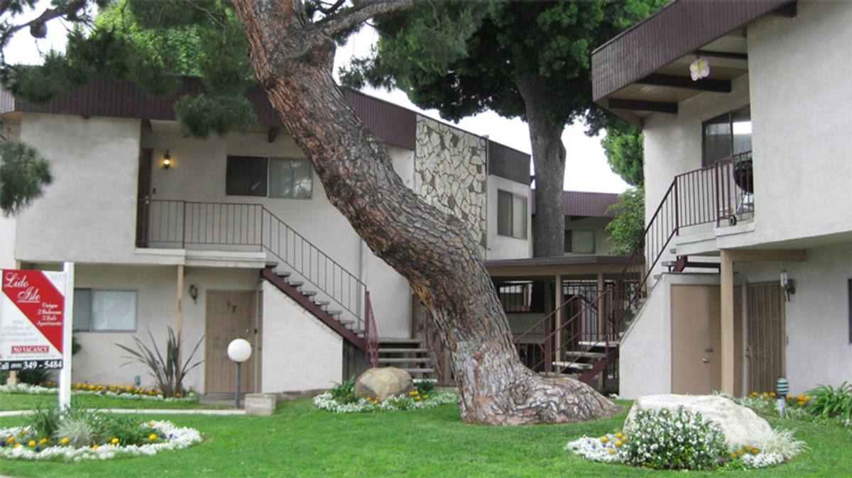 Apartment for rent at 8427 Balboa Blvd, Northridge, CA 91325