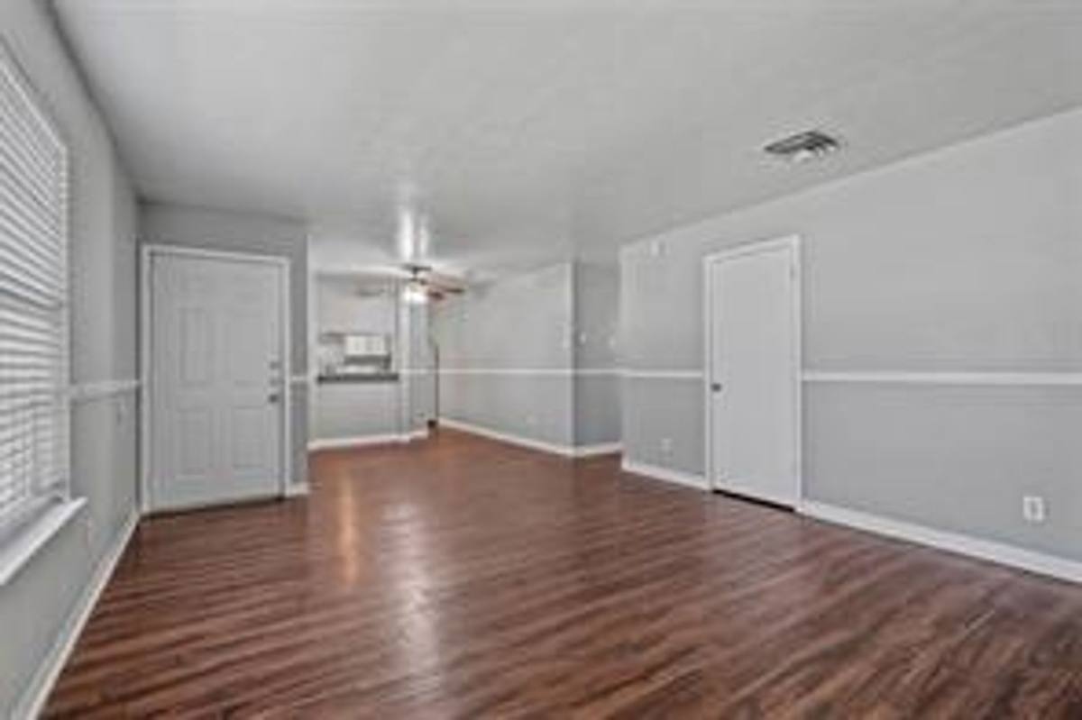Apartment for rent at 2000 N Kaufman St, Ennis, TX 75119