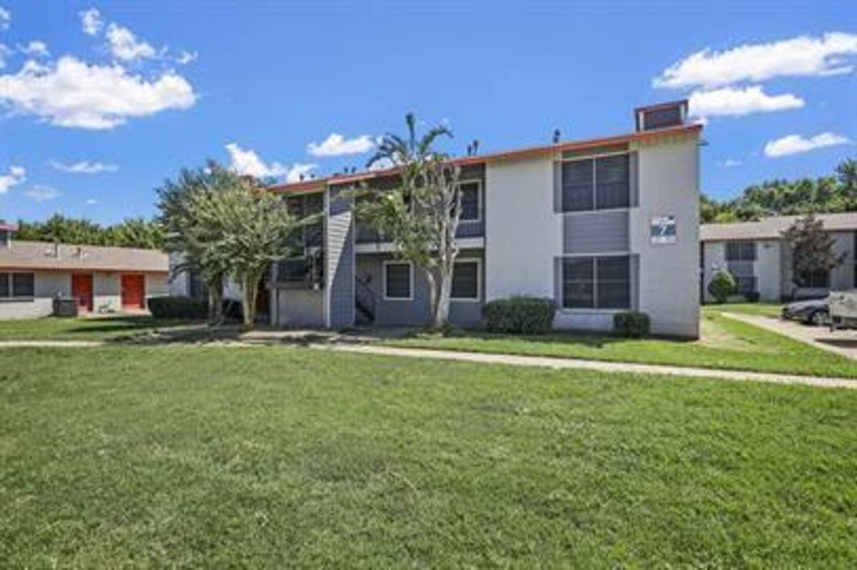 Apartment for rent at 2000 N Kaufman St, Ennis, TX 75119